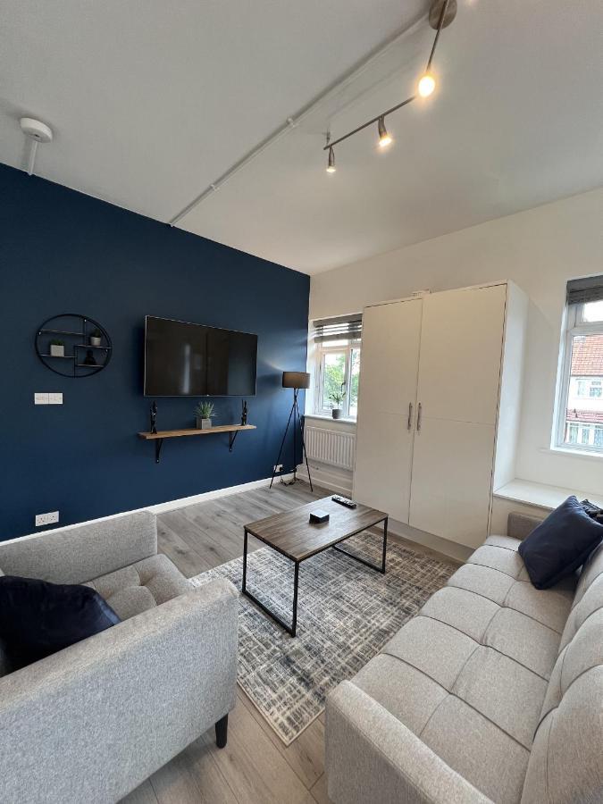 Warner Brothers Apartment واتفورد المظهر الخارجي الصورة
